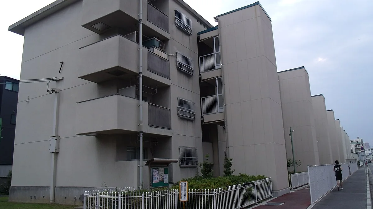 公共住宅楼增设的楼梯间电梯